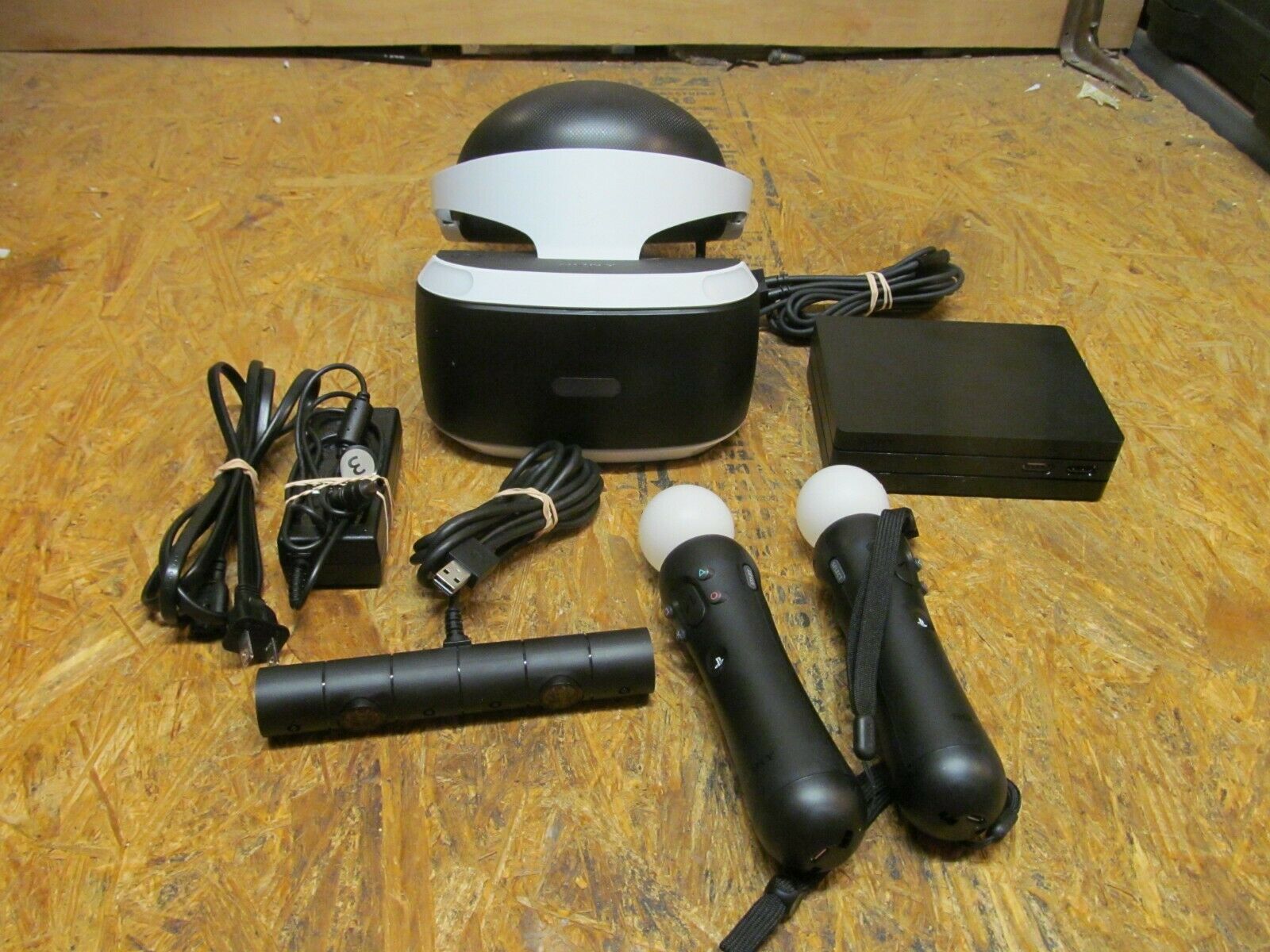 Sony PlayStation VR Bundle with Headset CUH-ZVR2 ( LOT A2888)
